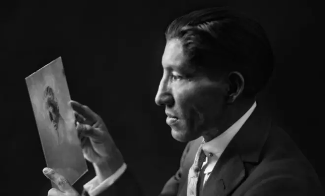 Autorretrato con autorretrato en placa de vidrio. ca. 1923 - 1925, negativo soporte de vidrio, tamaño 18 x 24 cm. Estudio calle Marques nº 67 Cusco