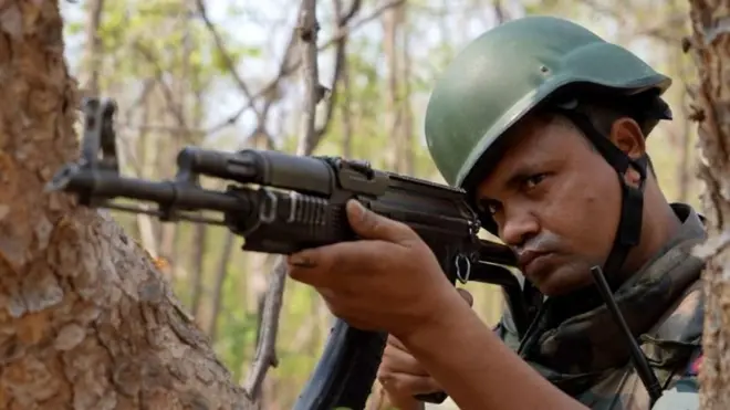 বস্তারের জঙ্গলে মোতায়েন এক নিরাপত্তারক্ষী।