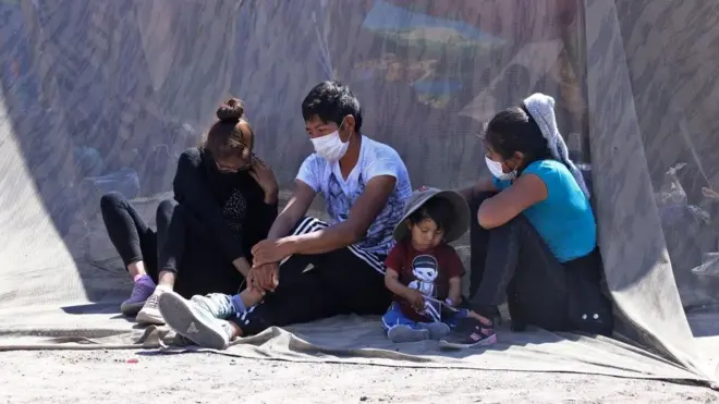 Los bolivianos varados en Huara reclaman ayuda del gobierno.