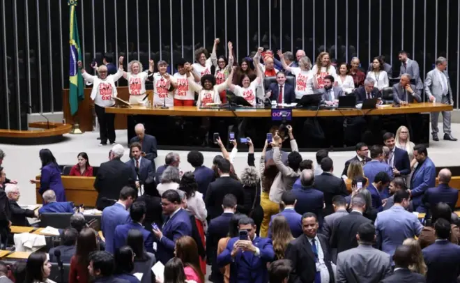 Parlamentares na Câmara dos Deputados usando camisas escrito fim da escala 6x1