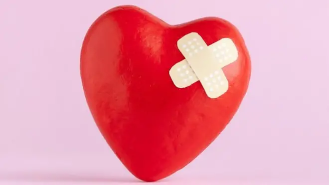 హృదయం గుర్తు బ్యాండేజీ వేసిన చిత్రం