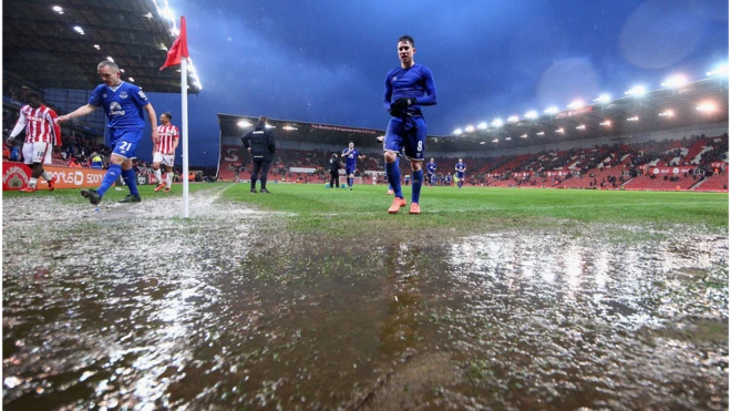 ปัญหาน้ำท่วมจะส่งผลกระทบต่อลีกฟุตบอลอังกฤษในทุกระดับ