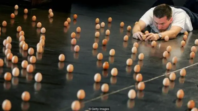 إن أردت دخول موسوعة غينيس للأرقام القياسية بتثبيت مئات البيض على قاعدتها فعليك البدء بالهدف ومتابعة تحقيقه