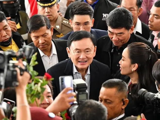 ทักษิณ ชินวัตร เข้าไปเยี่ยม สส.เพื่อไทย ที่พรรคเพื่อไทย เมื่อ 26 มี.ค.