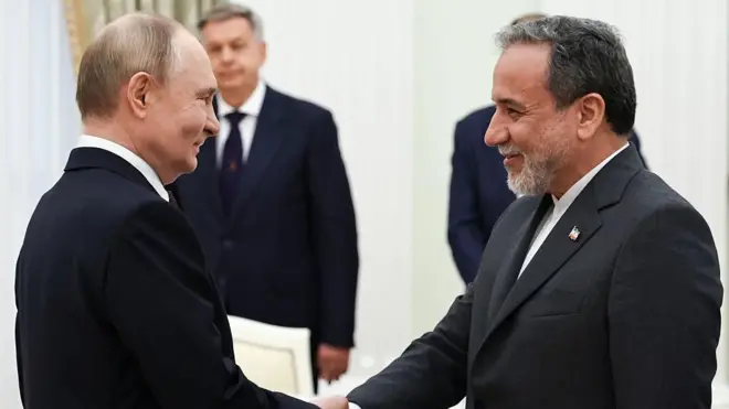 دیدار عراقچی با پوتین، در حال دست دادن