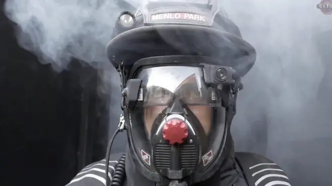 Шлем дополненной реальности помогает видеть при задымлении