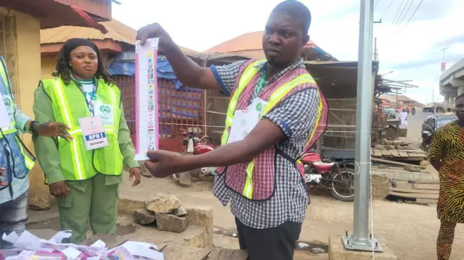 Awọn oṣiṣẹ ajọ eleto idibo INEC n ka ibo