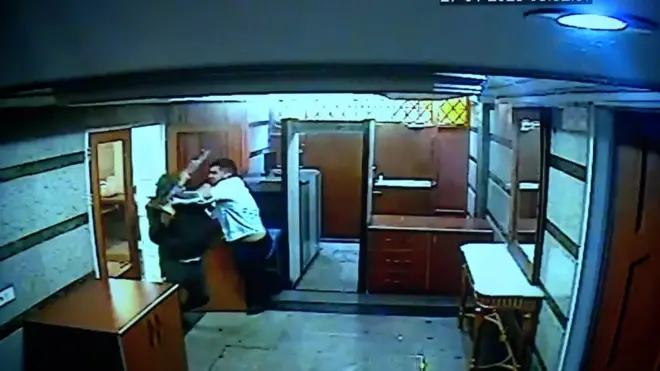 Azərbaycanın Tehrandakı səfirliyinə hücum edən silahlı şəxs təhlükəsizlik əməkdaşı tərəfindən zərərsizlədirilib.