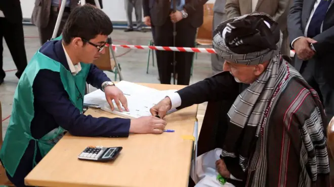 آقای غنی با حضور در مرکز ثبت نام از رای دهندگان از مجلس این کشور خواست که به مردم گزارش دهد.