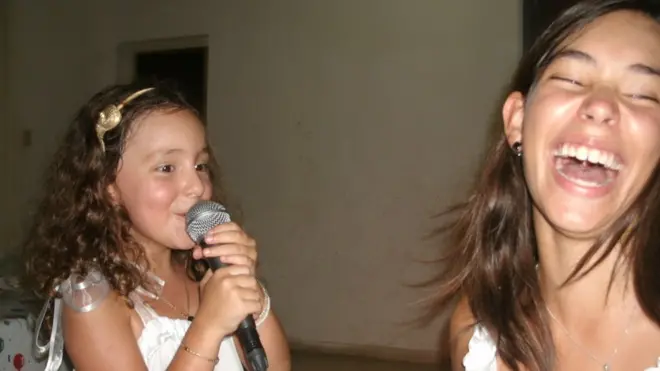 Dos niñas riendo (Foto: Javier Rosenblueth)