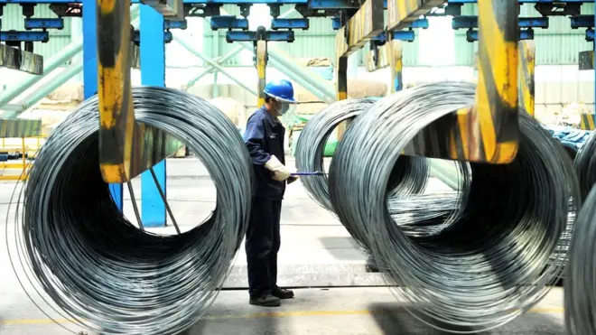 Một công nhân Trung Quốc đang làm việc trong một nhà máy sản xuất thép cuộn ở Tỉnh Sơn Đông.