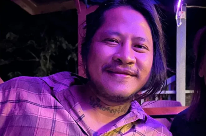 래퍼 노벰 쑤는 최전선에서 반군 전사들을 위한 동기 부여에 힘쓰고 있다