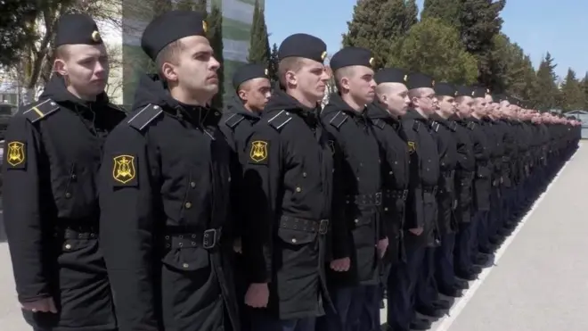 ลูกเรือมอสควาราว 100 คน ในพิธีสวนสนาม