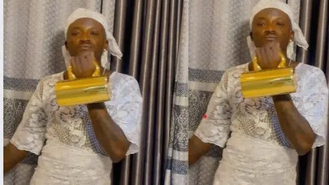 Akọrin Portable to mura bii obinrin