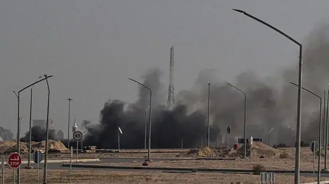 Дым поднимается от места предполагаемого иранского удара в районе, где находится посольство США в Кувейте, 2 марта 2026 года