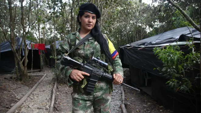 ¿Una imagen del pasado? La guerrillera Diana Cepeda con su fusil, que ya debe haber entregado. Había dicho que le iba a doler dejarlo.