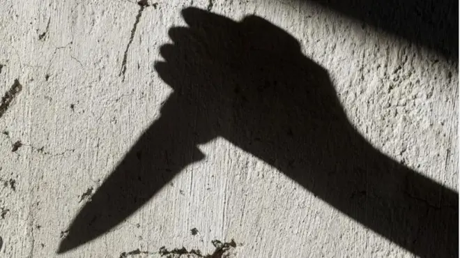 Aworan ọwọ to mu ọbẹ dani