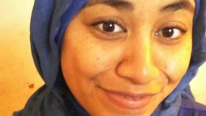 2015 میں گرفتاری کے بعد مرد پولیس اہلکاروں نے کرسٹی پاویل کو اپنا سکارف ہٹانے پر مجبور کیا تھا