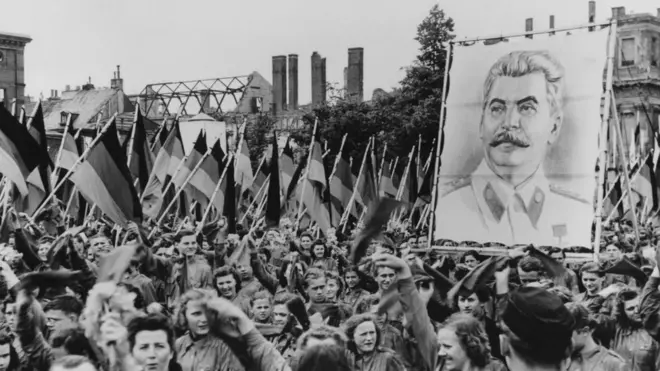 люди несуть портрет Сталіна