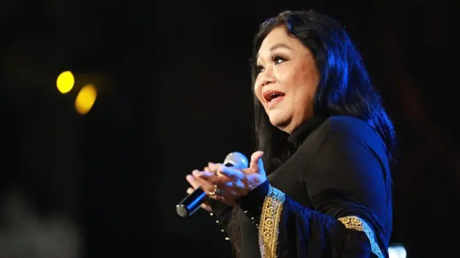 Penyanyi jazz Ermy Kullit dalam balutan busana hitam bercorak emas.