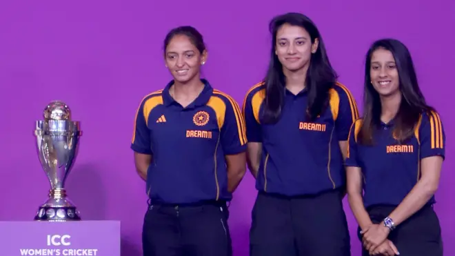 विश्वचषकाच्या ट्रॉफीसोबत भारताच्या खेळाडू. डावीकडून - हरमनप्रीत कौर, स्मृती मंधाना, जेमिमा रॉड्रिग्ज