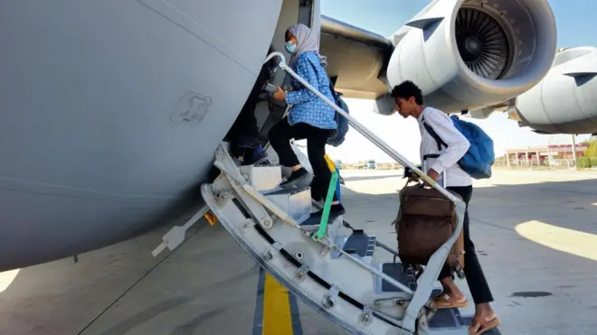طائرة إخلاء إماراتية متجهة إلى أبو ظبي في مطار بورتسودان في 10 مايو/ أيار 2023