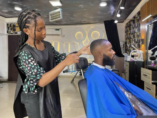 Felicia Odedeji, di 19 year old female barber