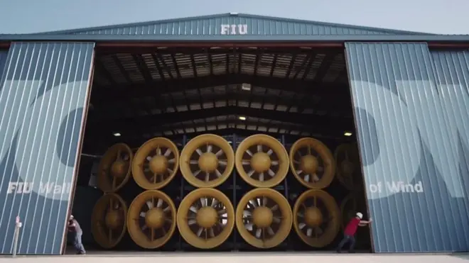 جدار الرياح... هي آلة في جامعة فلوريدا الأمريكية لها 12 مروحة ضخمة. الغرض منها هو اختبار صلابة وقوة مواد البناء أمام قوة الأعاصير التي تحاكيها الرياح التي تولدها هذه الآلة.