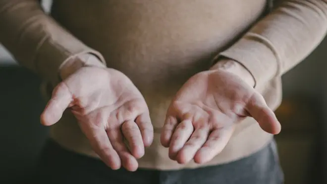 أصابع اليدين قد تحمل مؤشرات على كيفية إصابة الأشخاص بكوفيد-19