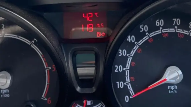 Instrument tabla automobila pokazuje 42 stepena Celzijusa