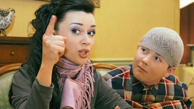 Апрель 2005 года — Анастасия Заворотнюк в роли Вики и Павел Сердюк в роли Дениса на съемочной площадке комедийного телесериала «Моя прекрасная няня»