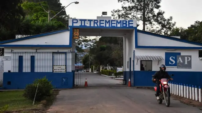 Homem pilotando moto na frente da Penitenciária 2baixar app esporte betTremembé, no interiorbaixar app esporte betSão Paulo