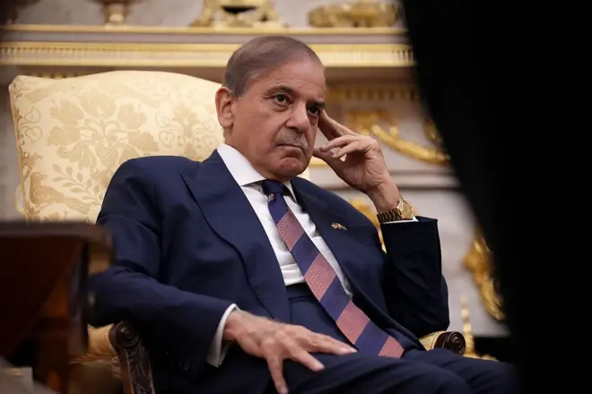 شهباز شریف په فکر کې ناست دی او پر خپل چپ لاس یې سر تکیه کړی دی.