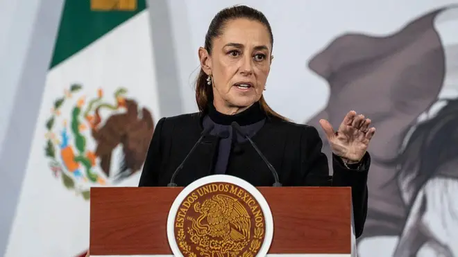 CIUDAD DE MÉXICO, MÉXICO - 23 DE FEBRERO: La presidenta de México, Claudia Sheinbaum Pardo, habla durante la conferencia de prensa matutina en el Palacio Nacional el 23 de febrero de 2026 en Ciudad de México, México. La Secretaría de la Defensa Nacional de México confirmó que durante una operación de seguridad en Tapalpa, Jalisco, Nemesio Oseguera Cervantes, conocido como 'El Mencho', líder del Cártel de Jalisco Nueva Generación, fue abatido. Las autoridades mexicanas confirmaron la muerte de más de 25 miembros de las fuerzas armadas en distintos ataques del cártel tras la operación que mató a Oseguera. (Foto de Cristopher Rogel Blanquet/Getty Images)