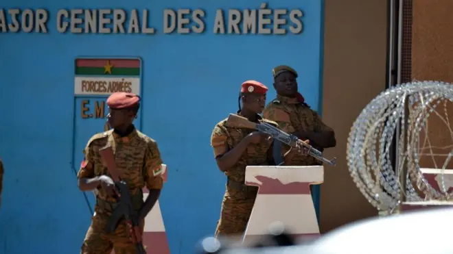Les militaires devant l'Etat-major général des armées au Burkina Faso