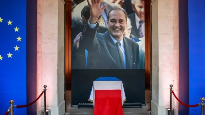 Thi hài ông Chirac ở Điện Invalides trong ngày quốc tang