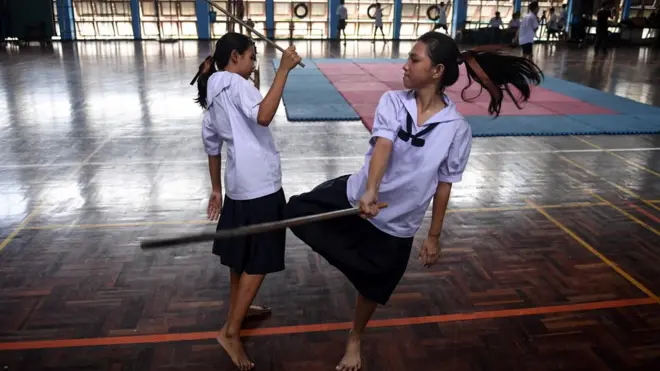 เด็กหญิงสนใจวิชากระบี่กระบองไม่น้อยเช่นกัน