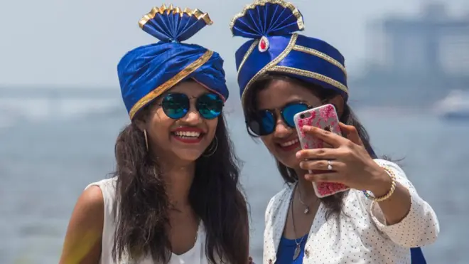 યુવતીઓની તસવીર