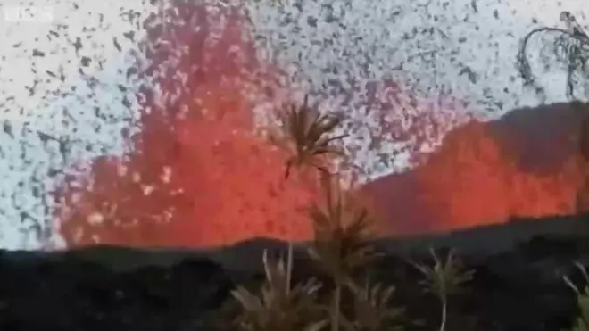 Вулкан став вивергатися просто за парканом городу американця