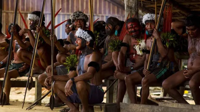 Reunião em aldeia do povo indígena yanomami, cujas terras estão entre as mais cobiçadas por garimpeiros