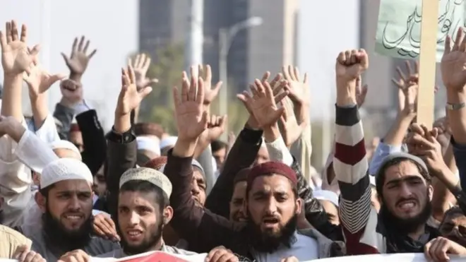 متظاهرون يطالبون بالتصدي للتجديف على شبكات التواصل الاجتماعي