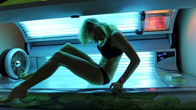 Solaryumda bir kadın