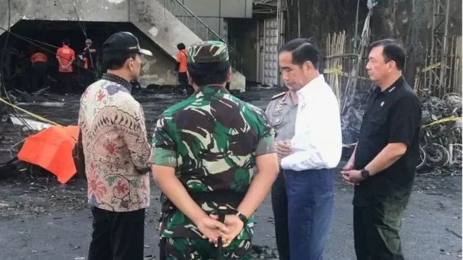 Presiden Jokowi saat meninjau lokasi serangan bom bunuh diri di salah-satu gereja di Surabaya, Minggu (13/05) siang.