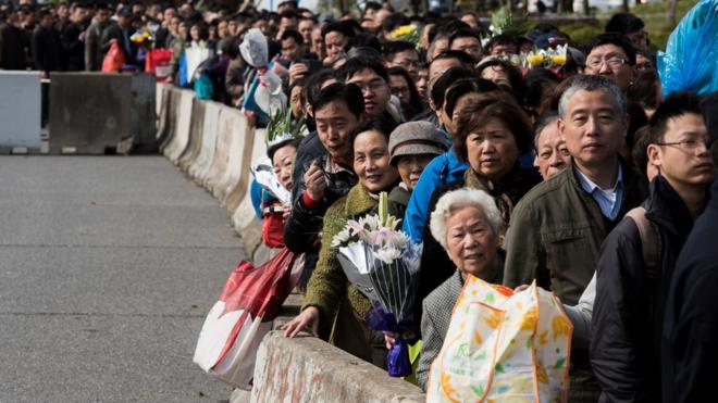 2016年清明节在上海排队祭祖的人群
