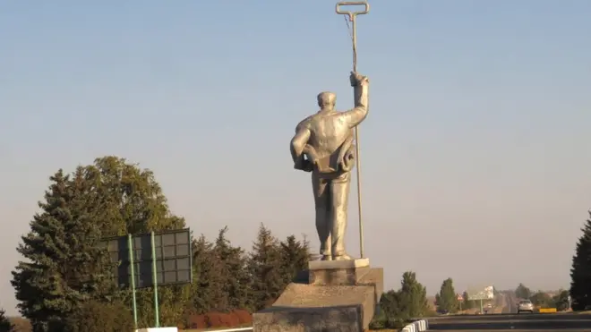 Пам'ятний знак "Сталевар" на в'їзді в Маріуполь