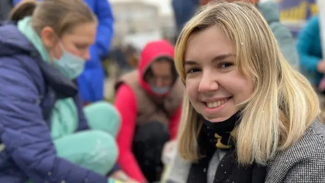 Arina yang berprofesi sebagai guru bahasa Inggris, sibuk membuat bom molotov untuk melawan invasi pasukan Rusia.