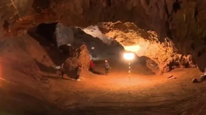 سباق مع الوقت تخوضه فرق الانقاذ في تايلاند لإنقاذ 12 لاعب كرة صغار ومدربهم يعتقد أنهم عالقون في أحد الكهوف. وذهب الفريق والمدرب في رحلة إلى الكهف قبل خمسة أيام ولم يرجعوا.