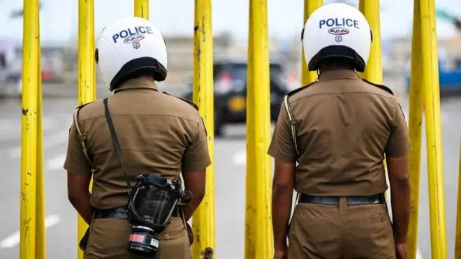 Policemen stand guard outside the Sri Lanka's President Gotabaya Rajapaksa office in Colombo on May 7, 2022. - Sri Lanka's president on May 6 declared a state of emergency for the second time in five weeks, giving security forces sweeping powers amid a nationwide strike by angry demonstrators who blame him for an unprecedented economic crisis.