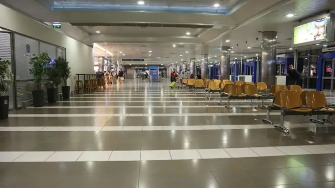 Di husband and wife feel say di pikin follow one of dia motor as e be say no be di same motor dem enta