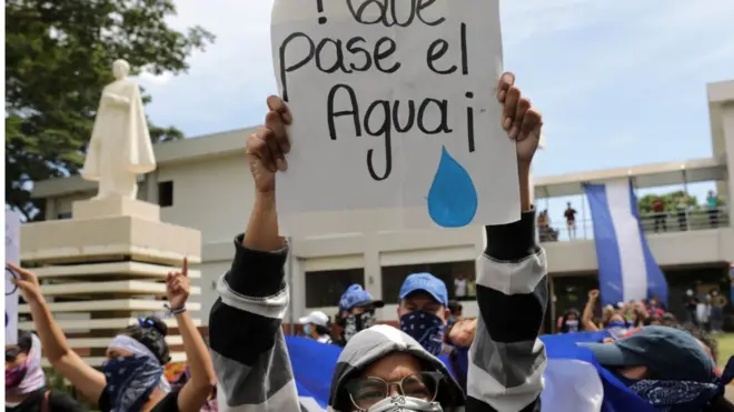 Decenas de manifestantes se reunieron este martes para exigir que se permita la entrada de privisiones a las iglesias
